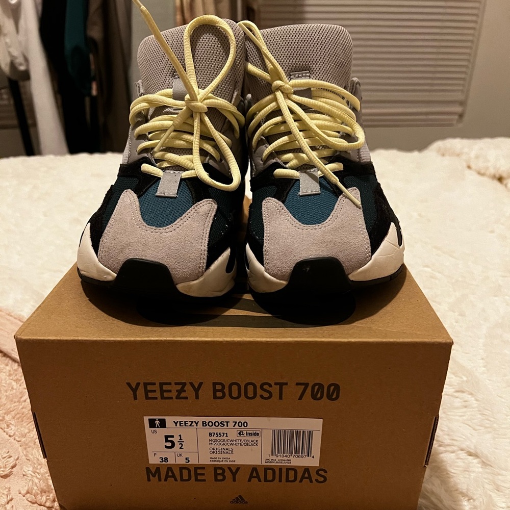Yeezy Wave Runner 700 (Adidas)